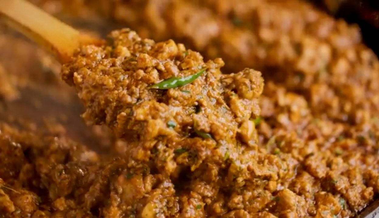 Chicken Bhuna Recipe | Street Style Green Sauce, Red Sauce